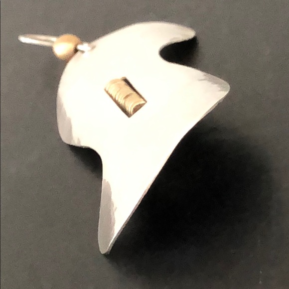 ONE UNIQUE SILVER PLATED HAMMERED ARTISAN EARRING - Picture 9 of 12